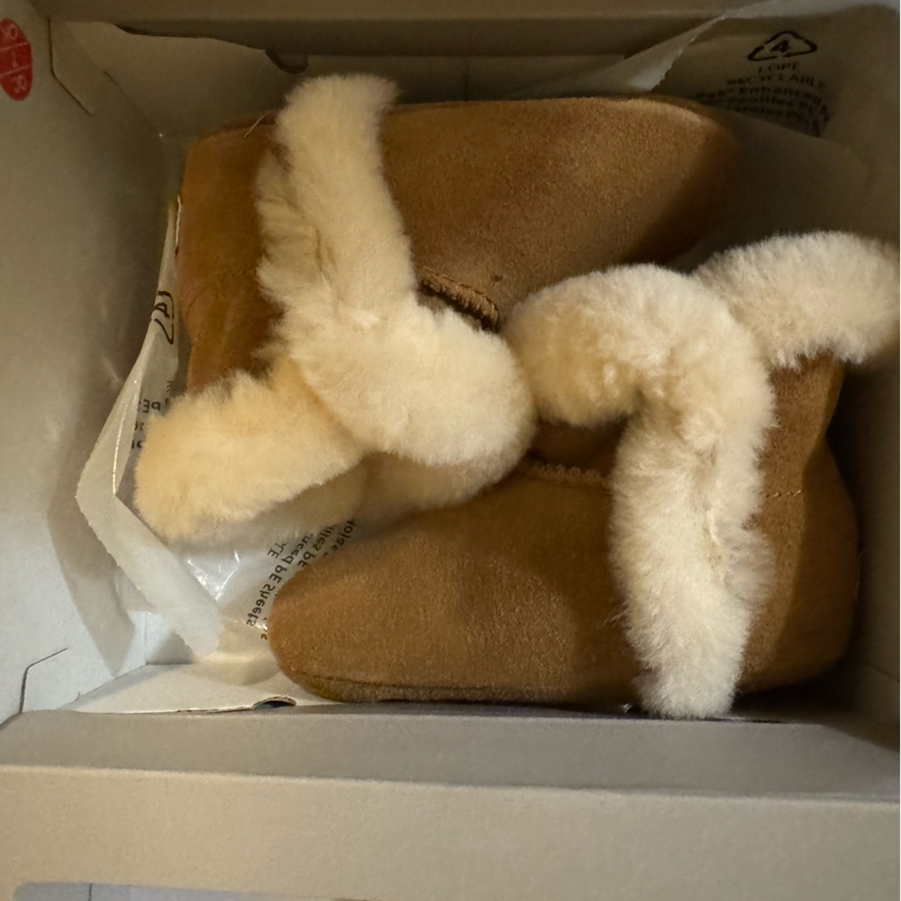 Ugg baby size 4/5 NEW